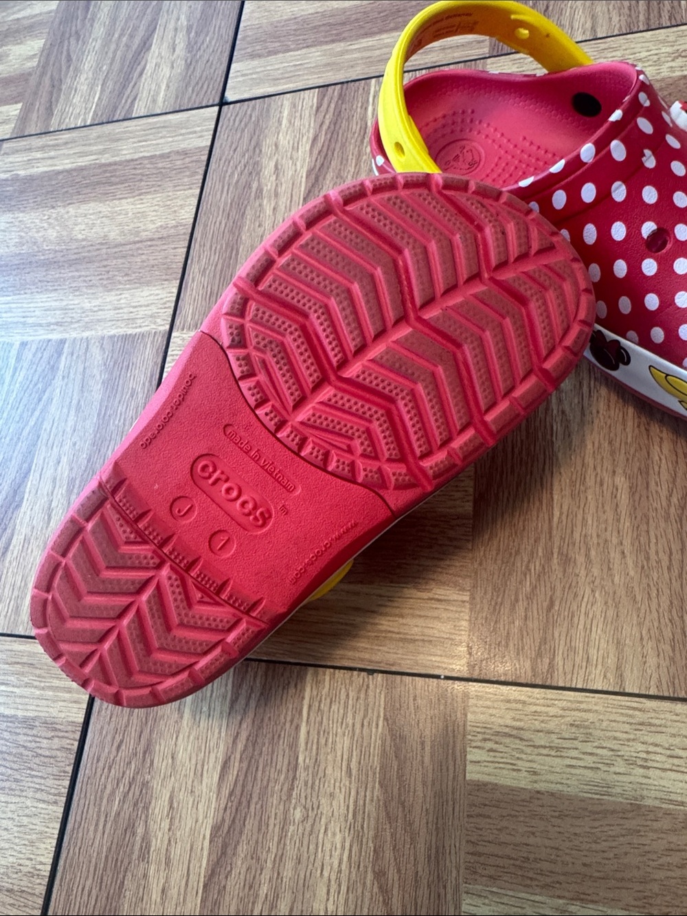 CROCS Minnie Red Polka Dot Kids Clogs with Yellow Heel Strap - Picture 2 of 3
